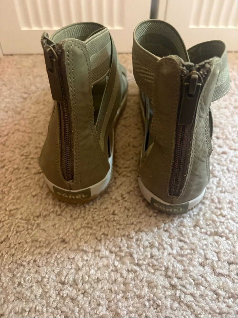 Sorel out and about olive green strappy sandal women’s size 8.5